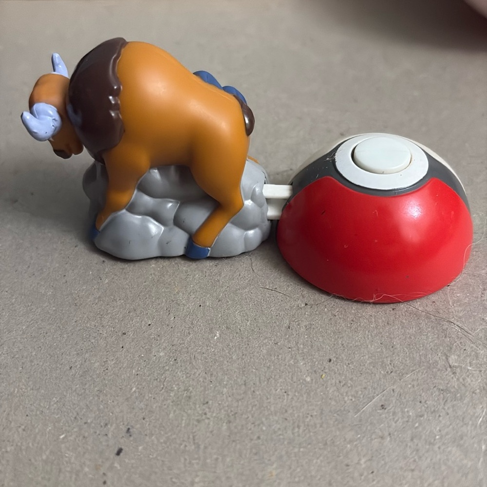 1999 Burger King Pokemon #128 Tauros with Pokeball - Picture 4 of 13
